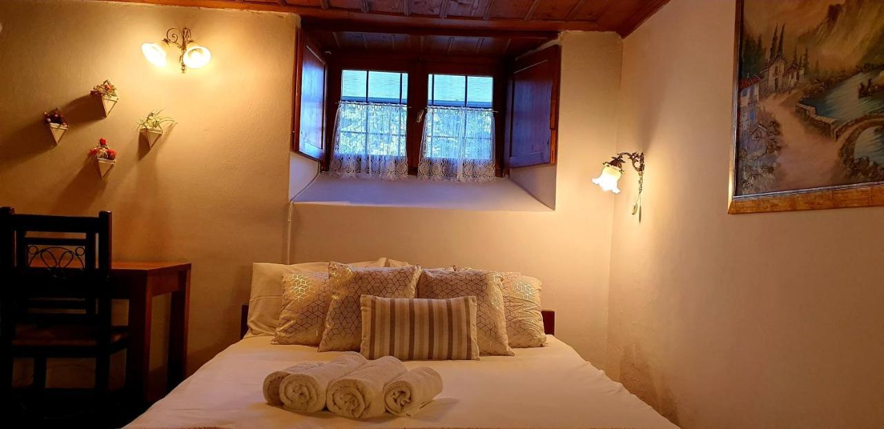 Astraka Guesthouse I Pápingo Eksteriør bilde